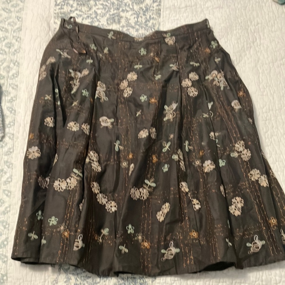 Etiquette embroidered skirt